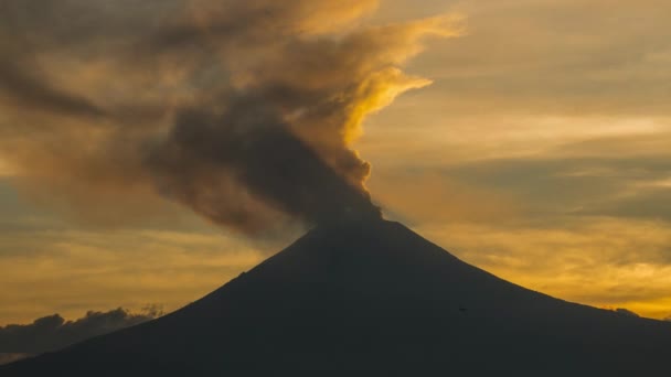 Gün batımında patlamış volkan krateri — Stok video