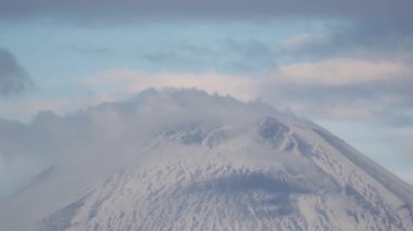 Meksika 'da aktif Popocatepetl volkanı, fümerol