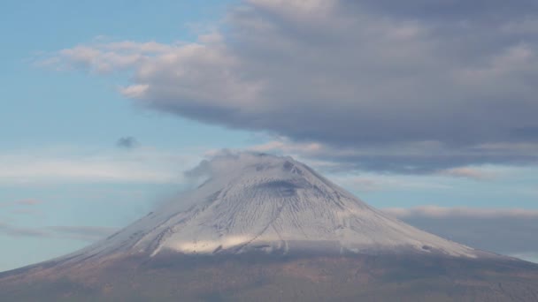 Потрясающий восход солнца в активном вулкане Popocatepetl Как это делает множественные извержения и выдохи в Мексике — стоковое видео