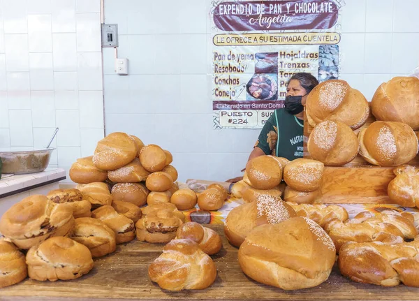 Oaxaca 'nın geleneksel yumurta sarısı ekmeği satan kadın. — Stok fotoğraf