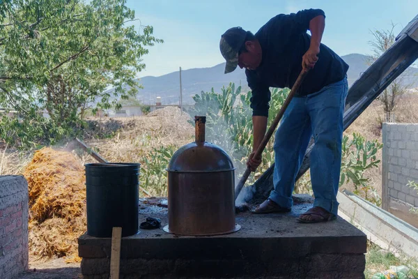 Man preparing the copper alembic for the distillation of mezcal — Foto Stock