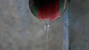 Bakır bir tüple damıtılmış mezcal çıkartma.