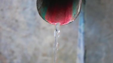 Bakır bir tüple damıtılmış mezcal çıkartma.