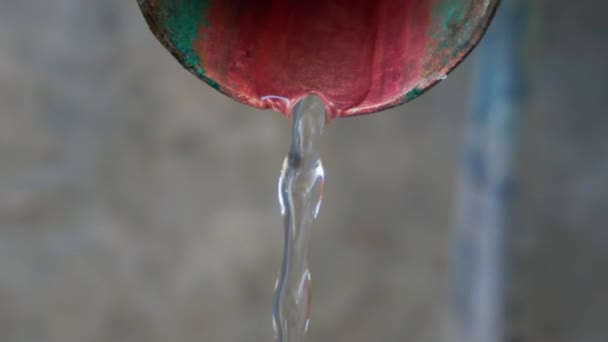 Distilled mezcal extraction through a copper tube — Vídeo de stock