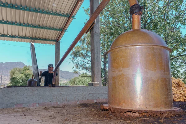 Master mezcalero distilling mezcal in oaxaca — Foto de Stock