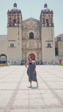 Oaxaca şehri Meksika 'da yürüyen bir turist kadın.