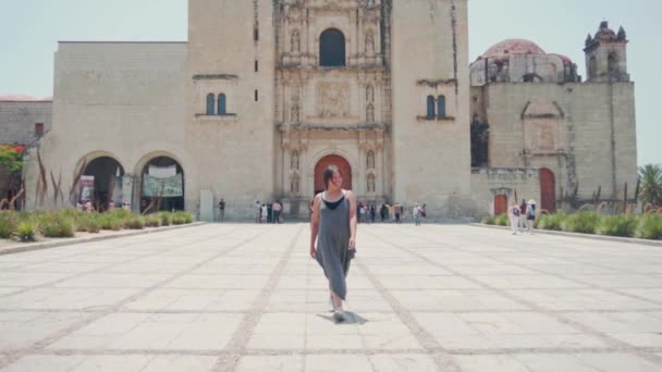 Una Turista Caminando Por Ciudad Oaxaca México — Vídeos de Stock