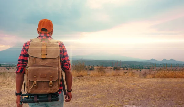 Mann Reisender Mit Rucksack Bergsteigen Reisen Lifestyle Mann Reisender Mit — Stockfoto