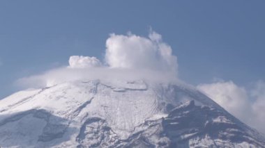 Meksika 'da popocatepetl volkan bulutları arasındaki krater.