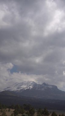 Puebla eyaletindeki Iztaccihuatl yanardağının dikey panoramik görüntüsü