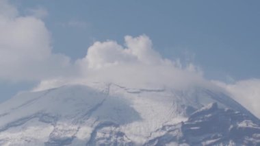 Meksika 'da popocatepetl volkan bulutları arasındaki krater.