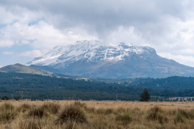 Iztaccihuatl 'ın tepesinde Meksika karıyla kaplı bir volkan var.