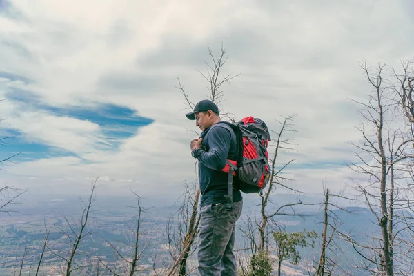 年轻的背包客喜欢爬山 旅行和积极生活方式概念 — 图库照片