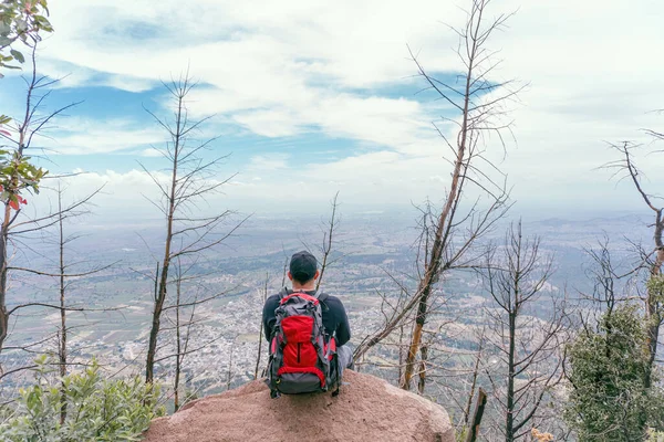 一个健康活泼的男人 背着背包在美丽的山中远足 — 图库照片