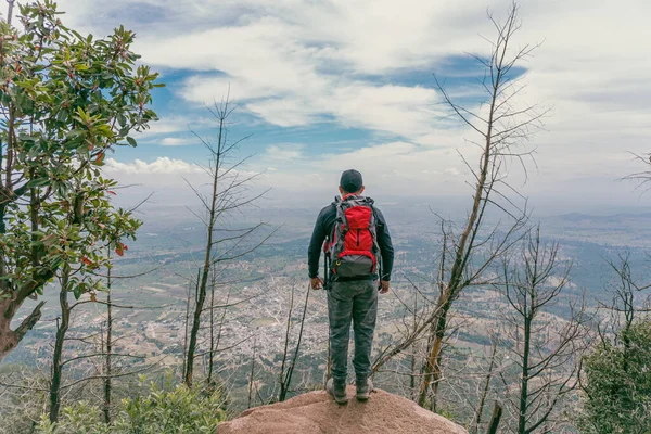 Joven Mochilero Viajero Hombre Disfrutando Las Montañas —  Fotos de Stock