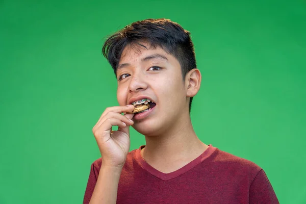 Adolescent Mange Des Biscuits Sur Fond Vert — Photo