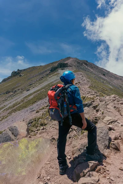 Een Man Die Een Berg Beklimt Mexico — Stockfoto