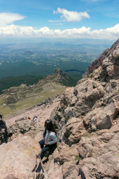 Μια Νεαρή Γυναίκα Στέκεται Στην Κορυφή Του Γκρεμού Στα Καλοκαιρινά — Φωτογραφία Αρχείου