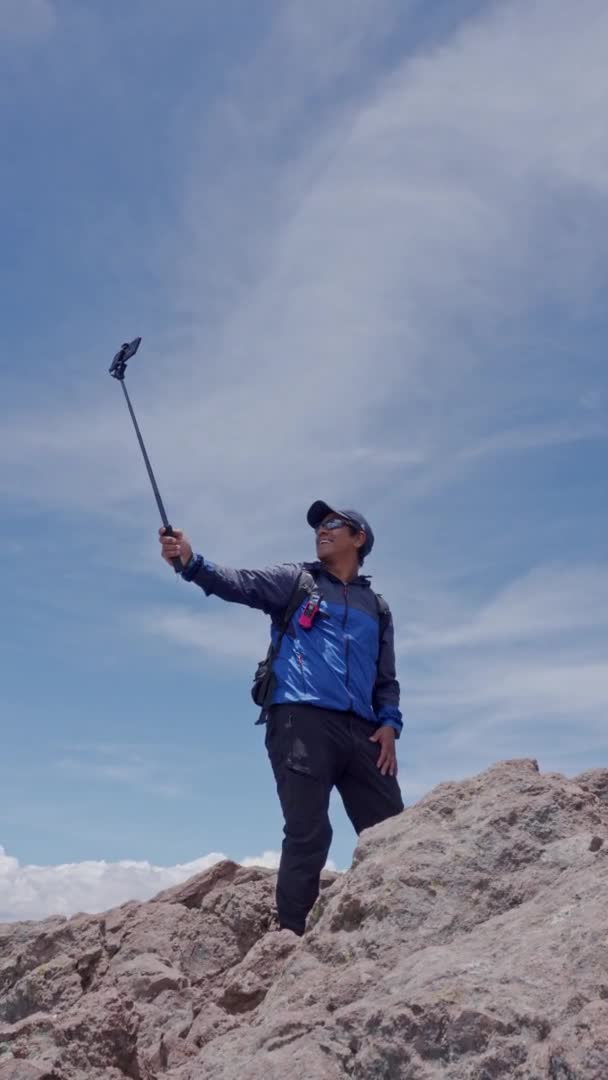 Νεαρός Άνδρας Στο Βουνό Λήψη Selfie — Αρχείο Βίντεο