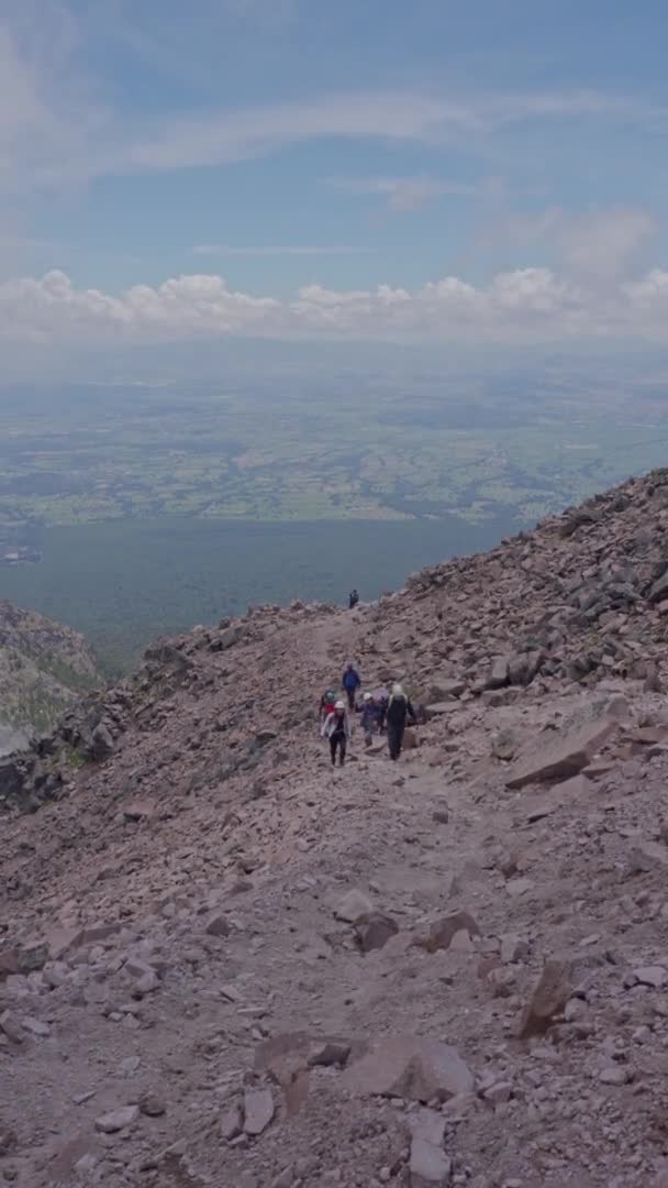 Μια Ομάδα Ορειβάτων Ανεβαίνει Ένα Βουνό — Αρχείο Βίντεο