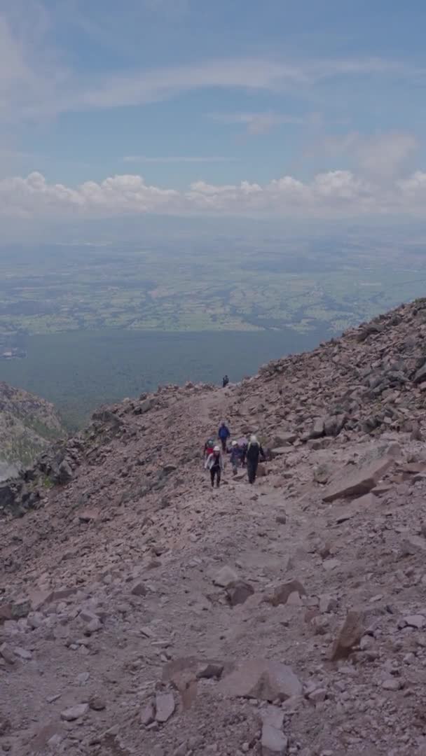 Group Climbers Ascending Mountain — 비디오