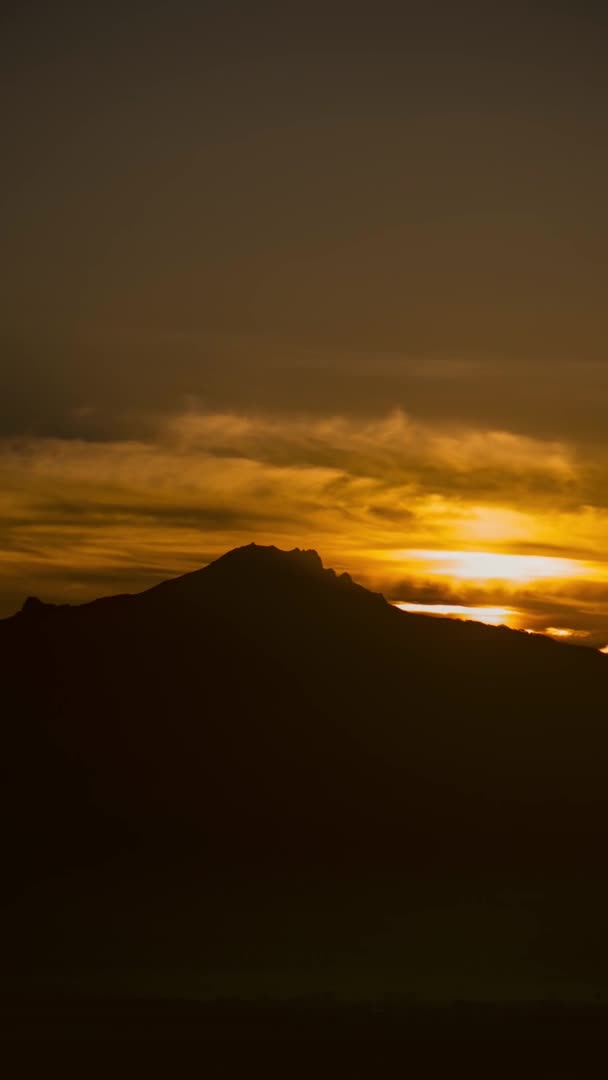 全景山景 日出时分多雾的山丘 — 图库视频影像