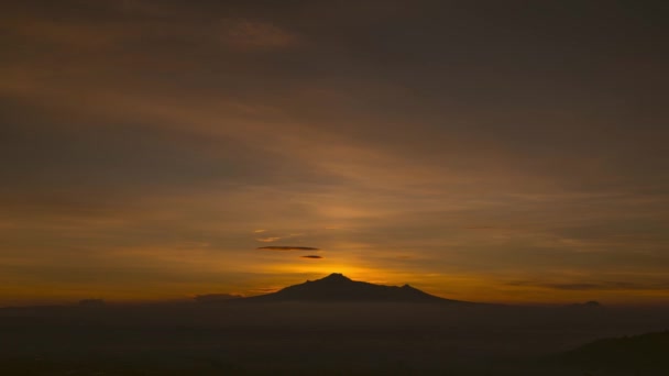 Dağların Panoramik Manzarası Gündoğumunda Sisli Tepelerle Sonbahar Manzarası — Stok video