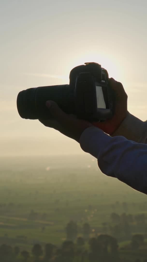 Fotógrafo Segurando Câmera Montanha — Vídeo de Stock