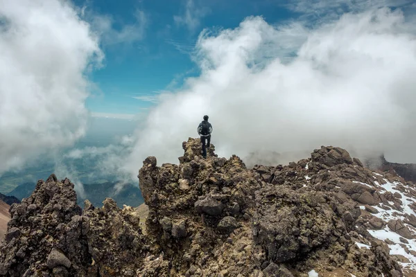 Young Man Backpack Standing Top Mountain Volcano Iztaccihuatl — Foto de Stock