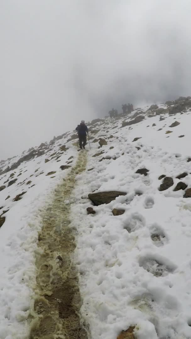 Male Mountain Climber Walking Uphill Frozen Snow — 비디오