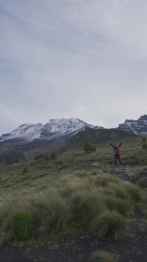 Bir yürüyüşçü iztaccihuatl yanardağının önünde duruyor.