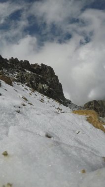 Karlı dağ - uyuyan volkan Iztaccihuatl açık mavi gökyüzünün altında