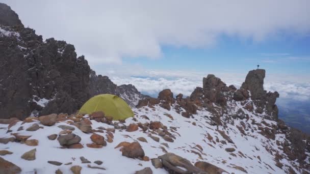 Tent Standalone Rocks Top Mountain Surrounded Mountains Clouds Mexico — Stockvideo