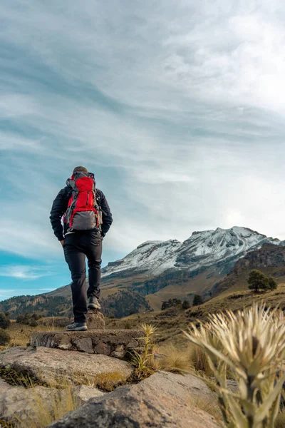 Man Standing Mountain Top Mexico — 图库照片