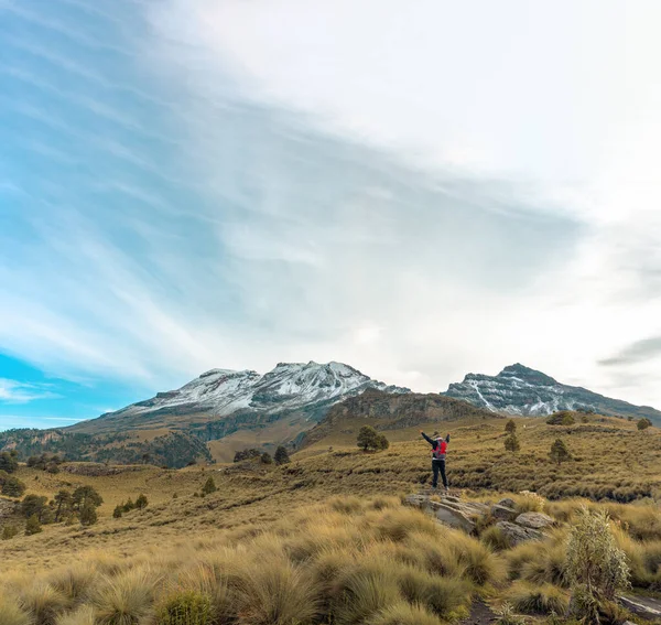 Hiker Stands Front Iztaccihuatl Volcano — 图库照片