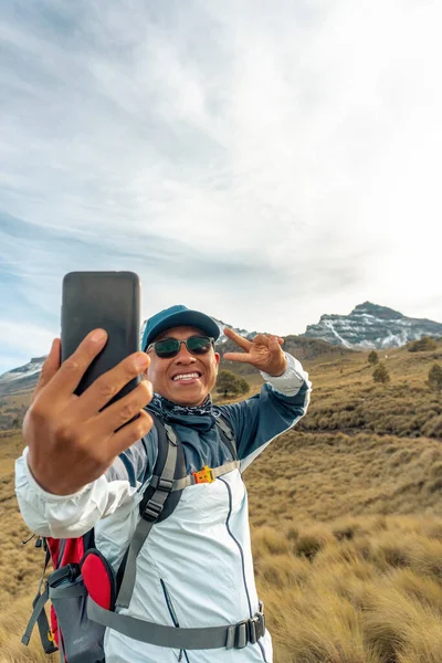 Happy Latin Man Hiker Taking Selfie Mountain Edge — Stock fotografie