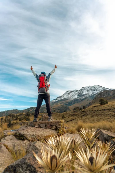 Hiker Backpack Standing Volcano Iztaccihuatl — Stockfoto