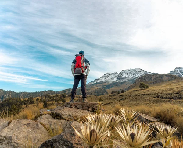 Hiker Backpack Standing Volcano Iztaccihuatl — Stockfoto