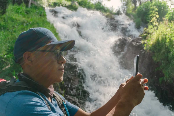 Man Standing Waterfall Takes Selfie High Quality Photo — Stockfoto