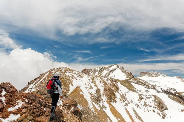 Alpinist Ascending Snow Slope High Mountains Mexico — Zdjęcie stockowe
