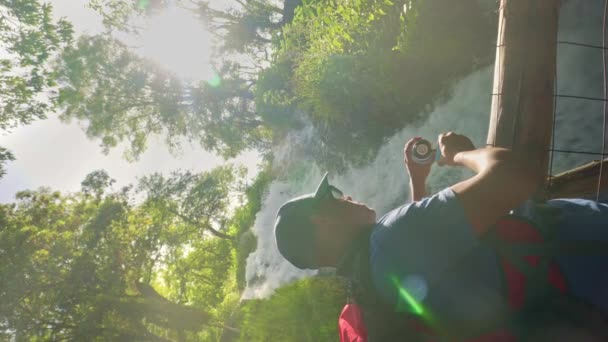 Человек Наливает Кофе Ближайшим Водопадом Высококачественные Кадры — стоковое видео
