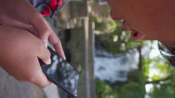 Подросток Использующий Мобильный Телефон Открытом Воздухе — стоковое видео
