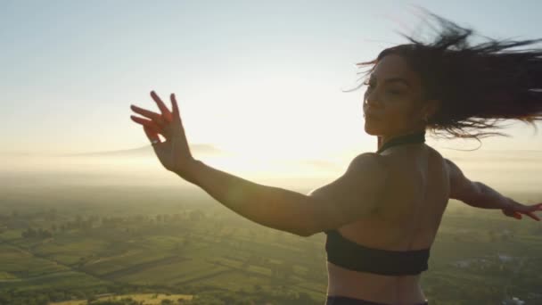 Silhouette Strong Confidence Woman Open Arms Sunrise — Vídeos de Stock