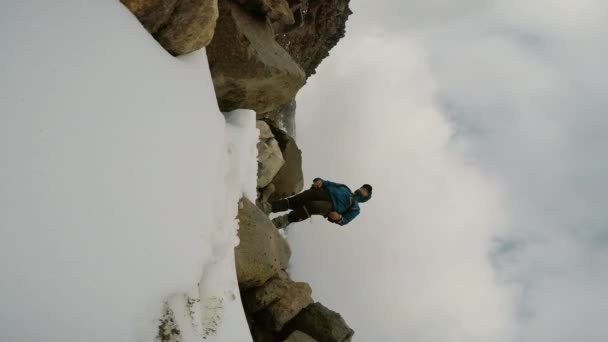 Hombre Caminando Sobre Nieve Cara Sur Pico Orizaba — Vídeos de Stock
