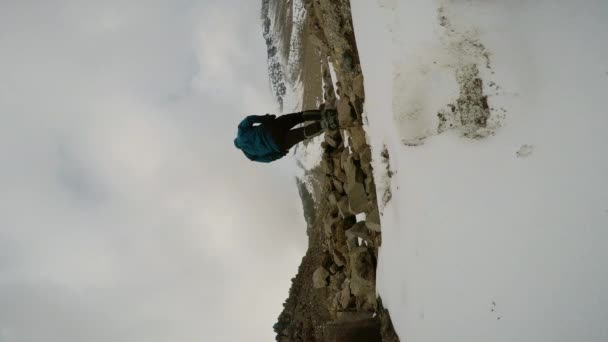Pico Orizaba Yanardağının Kuzey Yüzünde Kar Üzerinde Yürüyen Bir Adam — Stok video