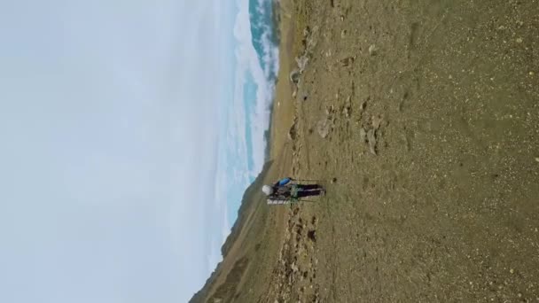 Pico Orizaba Nın Kuzey Yüzünde Yürüyen Bir Adam — Stok video