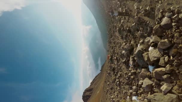 Mężczyzna Spacerujący Północnej Stronie Pico Orizaba — Wideo stockowe
