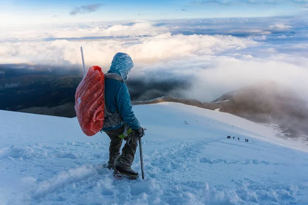 인생의 목표를 달성하는 등산가 — 스톡 사진