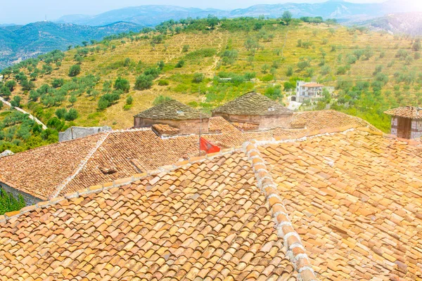 Vista desde la azotea que muestra las tejas y la ciudad de Berat Albania. Patrimonio de la UNESCO — Foto de Stock