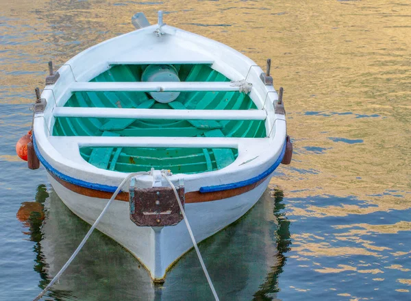 Barco ancorado branco em um rio são oceano com corda e reflexão — Fotografia de Stock